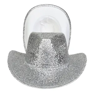 Détail d'un chapeau de cow-boy à paillettes argentées montrant la doublure et la jugulaire
