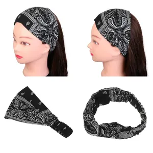 Détail du bandeau de yoga noir à motif paisley montrant la texture et l'élasticité