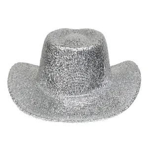 Gros plan d'un chapeau de cow-boy à paillettes argentées scintillantes pour les fêtes