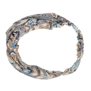 Détail du bandeau de yoga à motif paisley beige avec bande élastique et texture de tissu soyeux