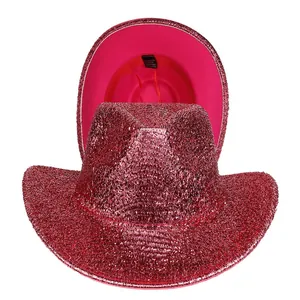 Détail d'un chapeau de cowboy à paillettes rouges avec texture et étiquette interne