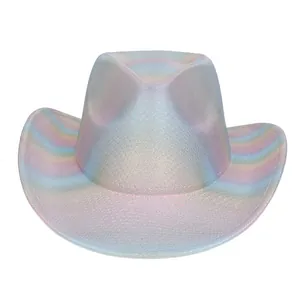 Makro-Detail des holografischen Regenbogen-Cowboyhuts mit metallisch bunter Textur