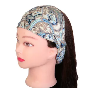 Détail du bandeau paisley bleu sarcelle montrant la texture soie et le bandeau large