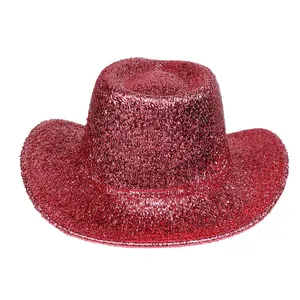 Détail rapproché d'un chapeau de cowboy rouge à paillettes avec une finition brillante