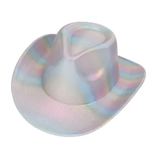 Detail der holografischen Regenbogen-Oberfläche auf dem Westernhut mit Metallglanz