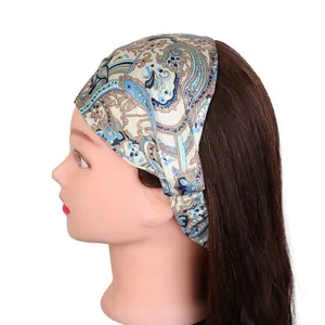 Détail de l'imprimé paisley bleu et marron sur le large bandeau de yoga élastique