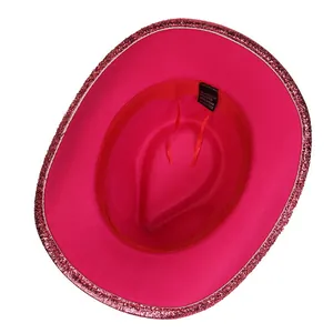 Vue intérieure du chapeau de cowboy rose avec bord à paillettes et étiquette de composition