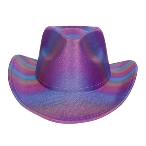Nahaufnahme der holografischen Regenbogen-Textur und Nähte am bunten Cowboyhut