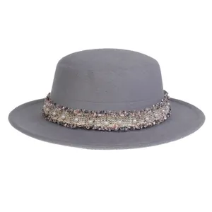 Eleganter grauer Wollfilzhut mit flacher Krone und Perlen-Quasten-Verzierung am Hutband