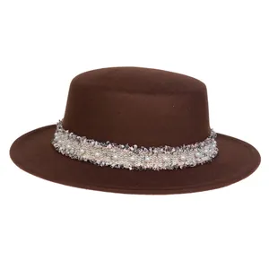 Brauner Wollfilzhut mit flacher Krone, breiter Krempe und eleganter Perlen-Tweed-Borte