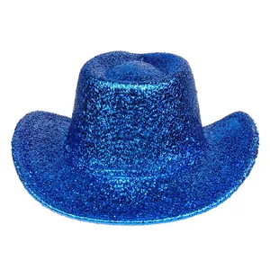 Détail du chapeau de cowboy bleu à paillettes montrant la texture brillante et le bord incurvé
