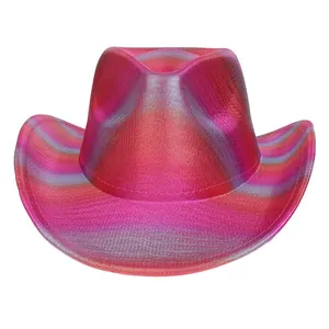 Makroaufnahme von Cowboyhut mit Regenbogen-Metallic-Glanz und pink-blauem Farbverlauf