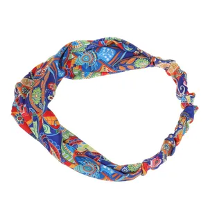 Détail d'un bandeau de yoga à imprimé paisley bleu avec nœud en tissu doux