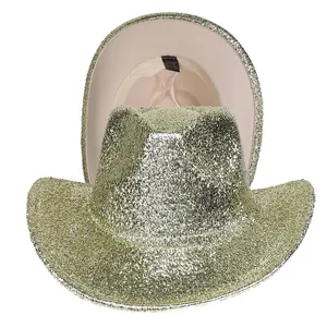 Détail de chapeaux de cowboy dorés montrant l'étiquette en polyester et coton