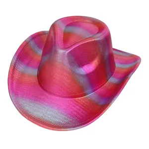 Detail eines Western-Cowboyhuts mit irisierender Regenbogen-Textur und Metallic-Finish