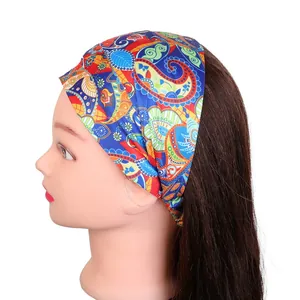 Vue latérale détaillée d'un bandeau large à imprimé paisley sur une tête de mannequin