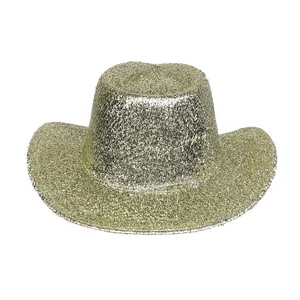 Détail d'un chapeau de cowboy à paillettes avec texture brillante et fini doré
