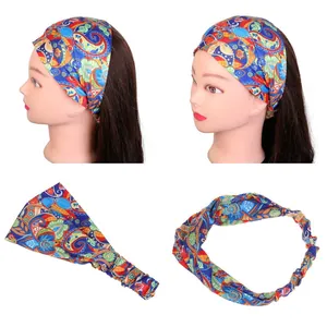 Détail du bandeau large à imprimé paisley bohème avec élastique pour yoga et quotidien
