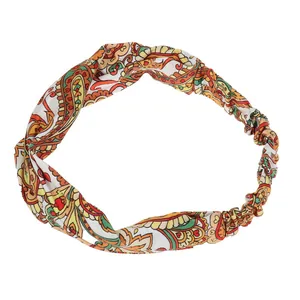 Détail d'un bandeau de yoga à motif paisley coloré avec nœud torsadé et bande élastique