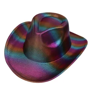 Nahaufnahme der lebendigen Regenbogen-Metallstruktur und des gewebten Western-Cowboyhuts