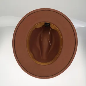 Detail des verstellbaren Innenbands und Schweißbands im braunen Filz-Cowboyhut