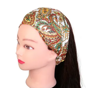 Détail du bandeau de yoga large avec imprimé paisley bohème sur tissu élastique
