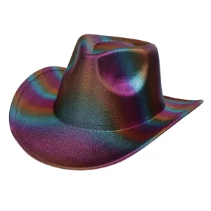 Detail eines irisierenden Regenbogen-Cowboyhuts mit Metallic-Textur und Hutkrone