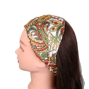 Détail du bandeau de yoga coloré à motif paisley avec design large et bande élastique