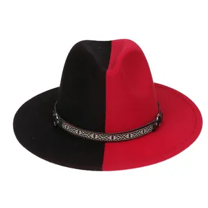 Détail d'un chapeau fedora bicolore noir et rouge avec ruban ethnique et boucle en métal
