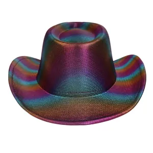 Detail eines metallischen Regenbogen-Cowboyhuts mit glänzendem Stoff für Partys