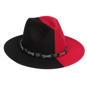 Vue détaillée du chapeau fedora bicolore rouge et noir avec bande à clous étoiles