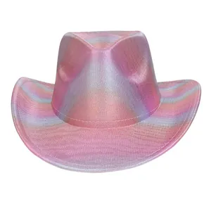 Makroaufnahme von rosa Regenbogen-Cowboyhut mit Metallic-Webstruktur und Krempe
