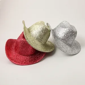 Gros plan de chapeaux de cowboy à paillettes rouges, dorés et argentés pour les soirées