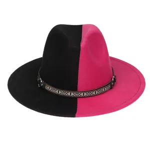 Détail du chapeau fedora bicolore noir et magenta avec ruban décoratif ethnique
