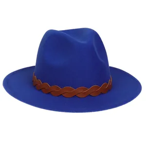 Nahaufnahme eines königsblauen Fedora-Hutes mit braunem Flechtlederband auf Weiß