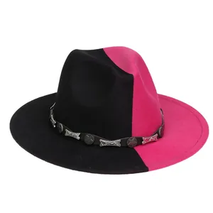 Détail du chapeau en feutre bicolore noir et rose avec ceinture à ornements métalliques