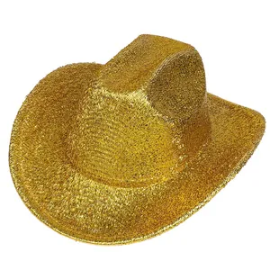 Détail des paillettes dorées sur un chapeau de cowboy western pour fête et spectacle