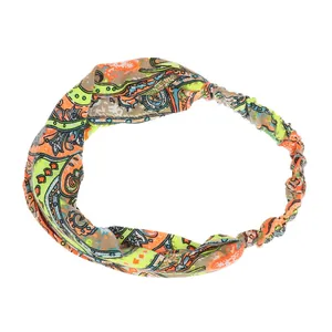 Détail d'un bandeau de yoga croisé avec motif paisley coloré et bande élastique large