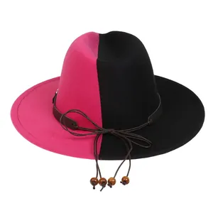 Détail d'un chapeau en laine bicolore avec bande en cuir et perles en bois