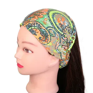 Détail macro du bandeau large à motif paisley montrant le tissu élastique et ses couleurs