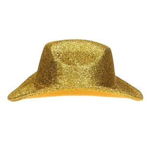 Gros plan d'un chapeau de cowboy doré à paillettes montrant une texture étincelante