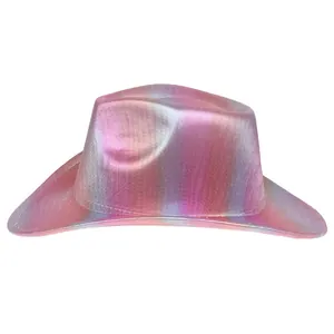 Detailansicht von rosa Cowboyhut mit holografischer Textur und Regenbogen-Effekt
