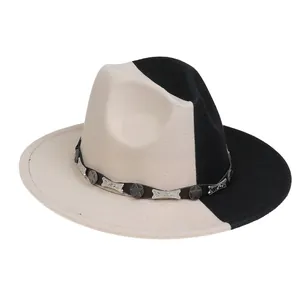 Détail du chapeau fedora bicolore avec boucle étoile métallique et texture en feutre