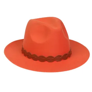 Detailansicht eines orangen Wollfilzhuts mit einem braun geflochtenen Lederband im Retro-Stil