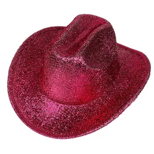 Vue détaillée de la texture à paillettes rose fuchsia brillant d'un chapeau de cowboy