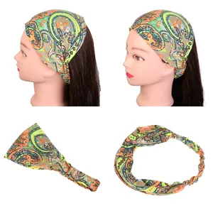 Détail du bandeau large à imprimé paisley avec élastique arrière pour un ajustement