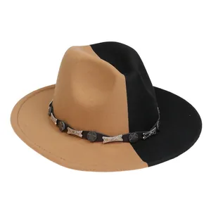 Détail du chapeau bicolore en laine avec bande en cuir et ornements en métal vintage