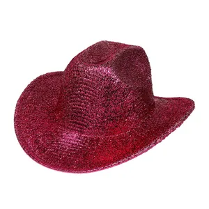 Détail d'un chapeau de cow-boy à paillettes rose vif avec reflets brillants pour fête