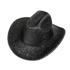 Détail de la surface noire pailletée texturée et du bord incurvé du chapeau de cowboy