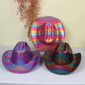 Detailansicht von drei Cowboyhüten mit metallischem Regenbogenverlauf und Filztextur